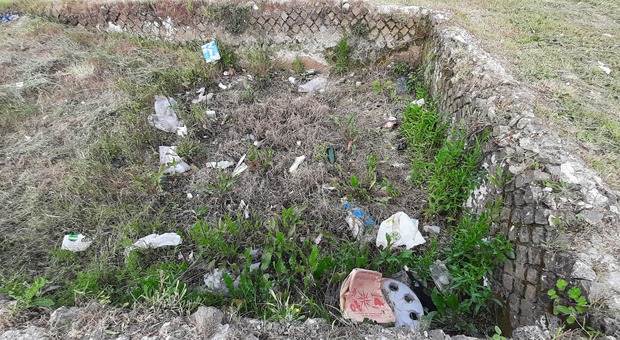 Pozzuoli, l'antica cisterna romana invasa dai rifiuti
