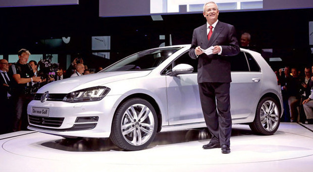 Martin Winterkorn, il numero uno del gruppo Volkswagen, con la nuova Golf