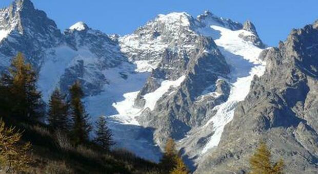 Escursionista italiano muore sulle Alpi francesi, il 67enne precipita per centinaia di metri: con lui c'era la moglie