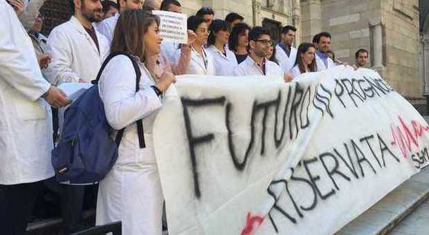 «Senza medici restano solo i miracoli», flash mob degli specializzandi al Duomo