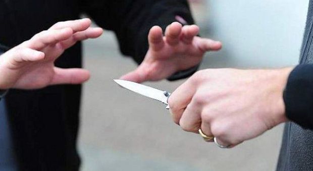 Gli punta un coltello al distributore di sigarette: lo rapina di cinque euro