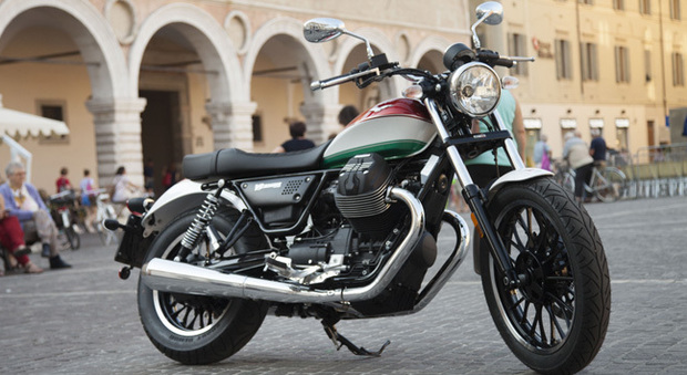 Una Moto Guzzi V9 dotata di una speciale livrea tricolore in occasione di "Sali a Borgo"