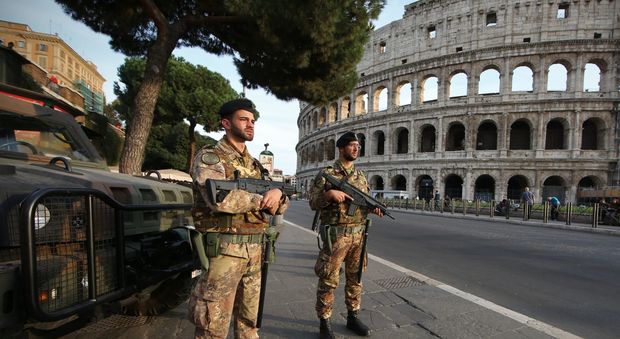 Barcellona, il ministro Minniti convoca il Comitato antiterrorismo: «Stato di allerta a livello 2»
