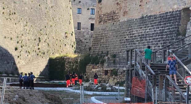 Si lancia dal castello di Otranto: madre muore sotto gli occhi dei turisti