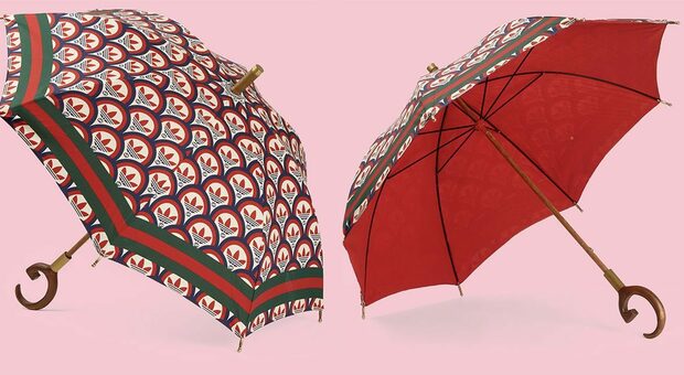 L'ombrello Adidas x Gucci costa mille euro ma non è impermeabile: infuria la polemica