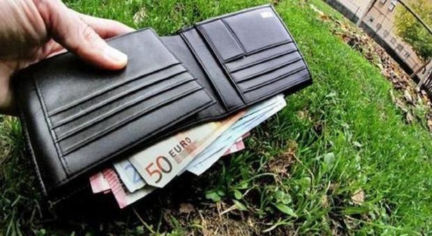 Trova portafogli con settemila euro in contanti per terra e lo consegna ai carabinieri