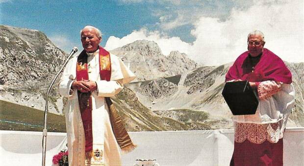 Papa Giovanni Paolo II sul Gran Sasso: dopo trenta anni la chiesetta è la meta di sciatori e fedeli