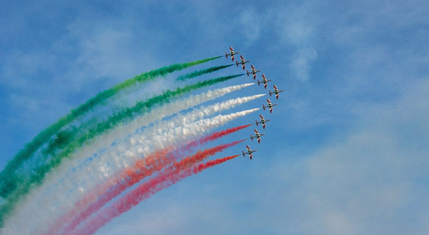 I volteggi delle Frecce Tricolori incantano la spiaggia di Lignano: 200mila persone ad assistere allo spettacolo