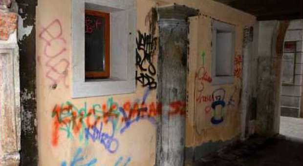 Via i graffiti che imbrattano Venezia, parte anche un corso per volontari