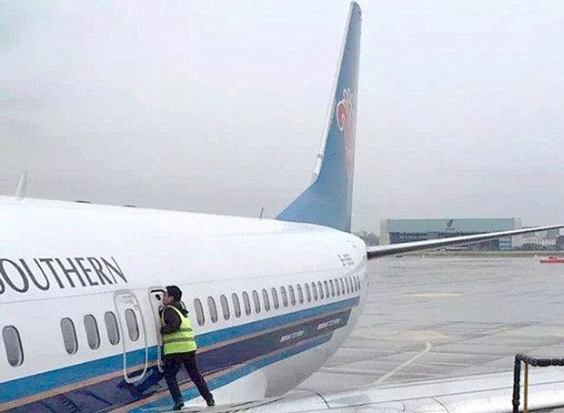 Cina, passeggero apre il portellone dell'aereo prima del decollo: «Avevo caldo»
