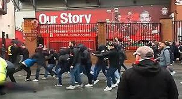 Liverpool-Roma, arrestati due tifosi giallorossi. La polizia inglese: "Hanno quasi ucciso un 53enne dei Reds"