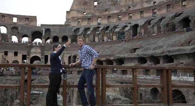 Il principe Harry sbarca al Colosseo e paga il biglietto: «It's amazing!»