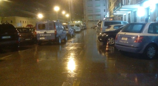 Ancona, vede i poliziotti e scappa: preso dopo l'inseguimento a piedi