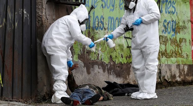 Virus, dramma Ecuador: cadaveri lasciati in strada, giallo sul numero dei morti