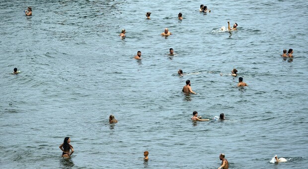 Mare inquinato e divieto di balneazione a Napoli, zero multe e caos in spiaggia: «Salta il numero chiuso»