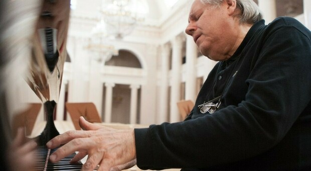 Il leggendario pianista russo Sokolov con musiche di Purcell e Mozart al Teatro dell'Aquila di Fermo