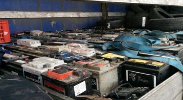 Il carico di batterie esaurite scoperto dentro il camion romeno