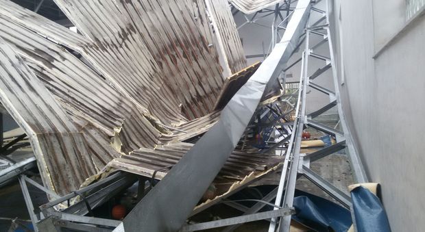 Maltempo, crolla il tetto dell'istituto tecnico «Volta», tragedia sfiorata