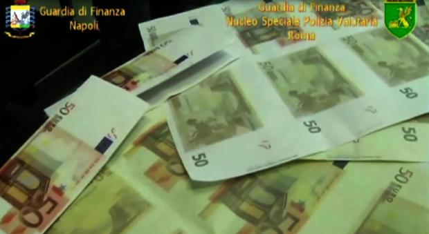Fiumi di banconote false da Napoli: in due fermati con 70.000 euro nel portabagagli