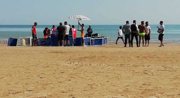 Senigallia, emergenza in spiaggia: soccorsa una bagnante: principio di annegamento