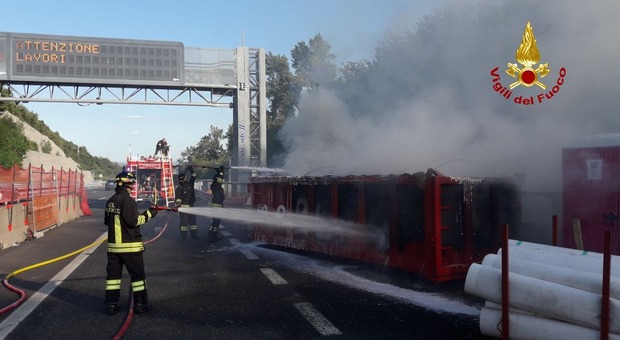 Incendio nel cantiere dell'autostrada, allarme in A27: in fiamme il cassone dei rifiuti