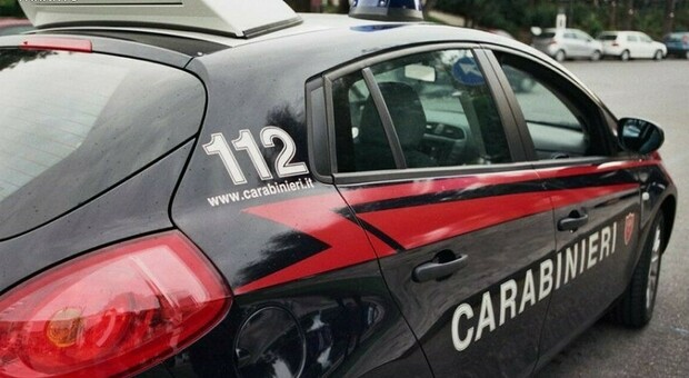 I carabinieri fermano l’auto e scoprono 300 grammi di cocaina da tagliare: arrestata coppia