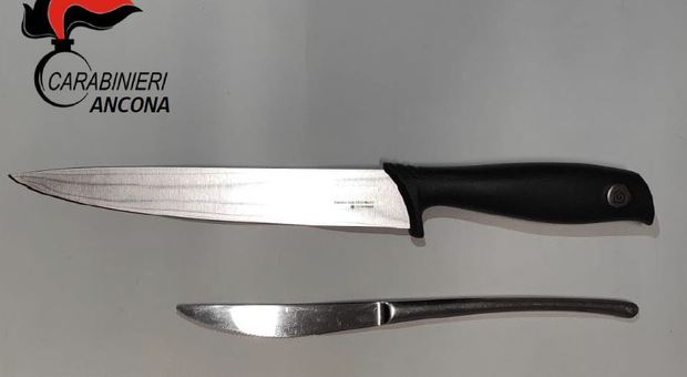 I coltelli che il clochard ha consegnato ai carabinieri. E' stato denunciato