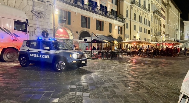 Alcol e Covid, il questore blinda la movida: presidio di polizia, carabinieri e vigili in piazza del Papa