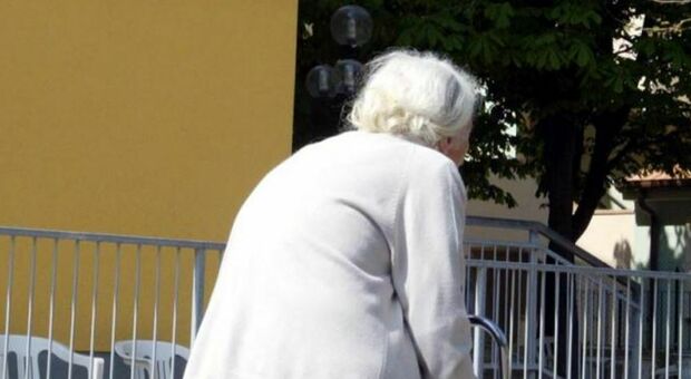 Ultra 90enne tenta di scavalcare la recinzione: salvata dalla postina