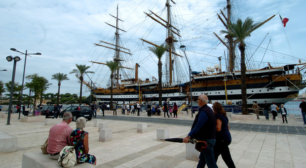 La nave Vespucci nel porto di Brindisi