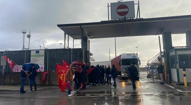 I manifestanti bloccano il porto di Salerno