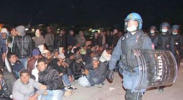 La polizia controlla i migranti a Lampedusa (Michele Naccari-Ansa)
