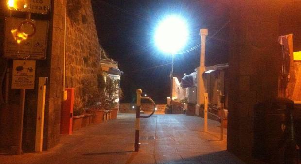 Ischia, ambulanza bloccata da una transenna chiusa a chiave: turista muore in hotel