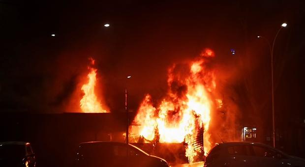 Roma, bus Atac prende fuoco davanti al tribunale Diretta