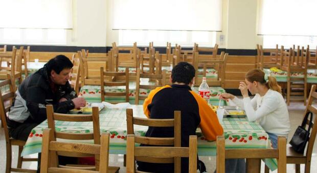 I bisognosi a pranzo in una delle tante mensa dei poveri gestite dalle Cartias