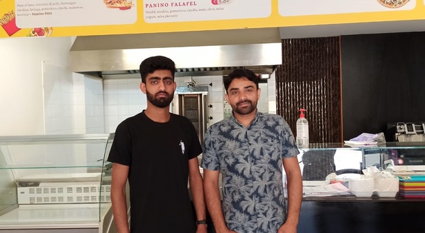 A Sacile il commercio è in salute. Nuovi imprenditori, Abdul e Malik aprono un kebab