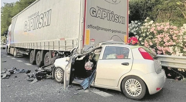 San Benedetto, ennesima tragedia sull'autostrada A14: auto contro un camion in sosta, due donne morte e conducente gravissimo