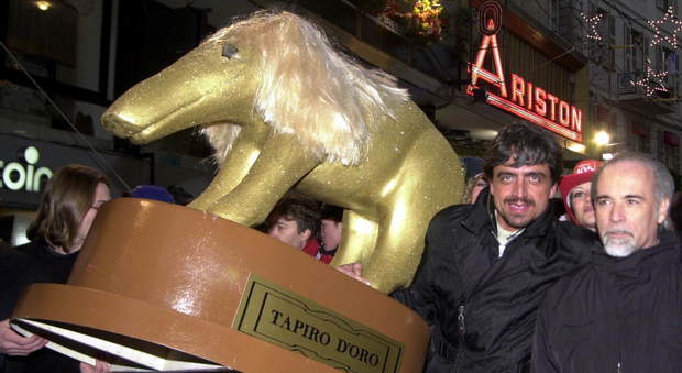 Antonio Ricci e Valerio Staffelli con il super tapiro del 2001