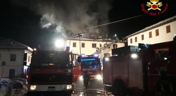 Soffitta e tetto a fuoco nella notte: due appartamenti dichiarati inagibili