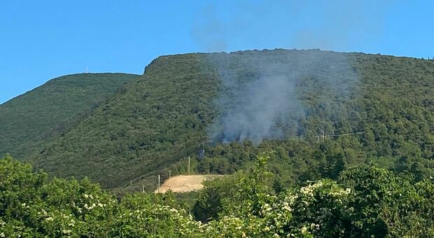 Il fumo sprigionato dal rogo sul monte Conero
