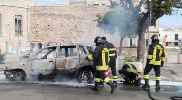 Notte di fuoco: quattro auto incendiate nella notte. E a Otranto una Punto in fiamme con i passeggeri a bordo