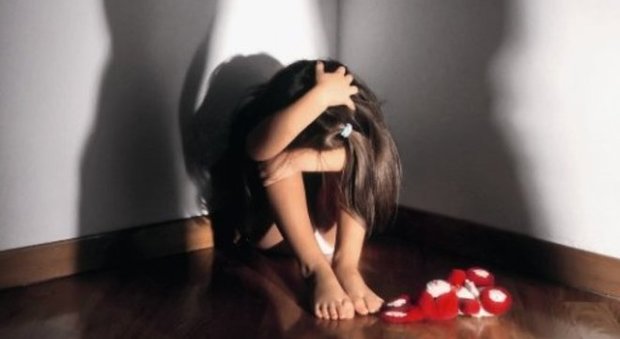 Bari, offre la fidanzatina all'amico 17enne: violentata ragazzina di 12 anni