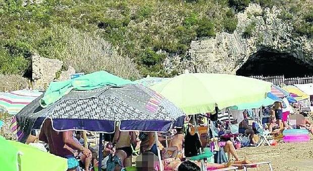 Sperlonga: tutti pazzi per la spiaggia della Grotta di Tiberio, in barba ai divieti