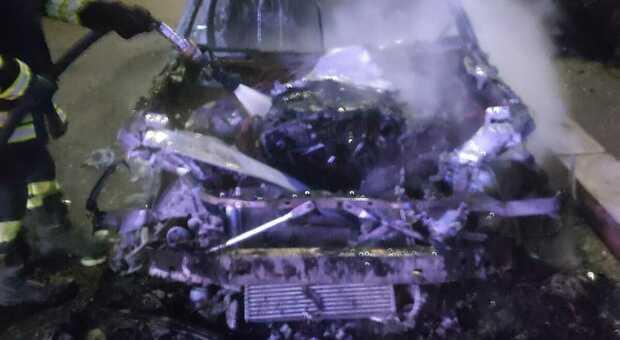 A fuoco l'auto dell'assessore nel Tarantino, la rabbia del sindaco: «Delinquenti»