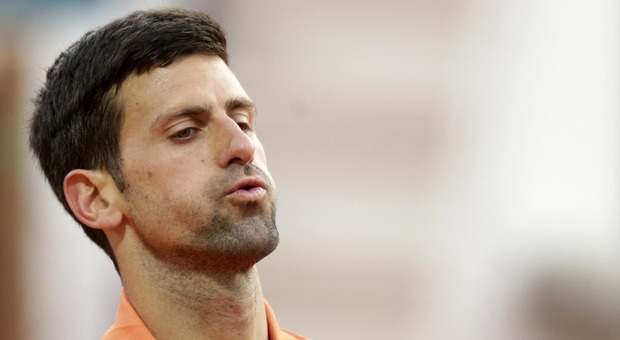Djokovic contro l'esclusione di russi e bielorussi da Wimbledon: «Una follia»