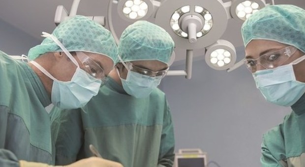 Viso deturpato dall'intervento, la modella denuncia il chirurgo
