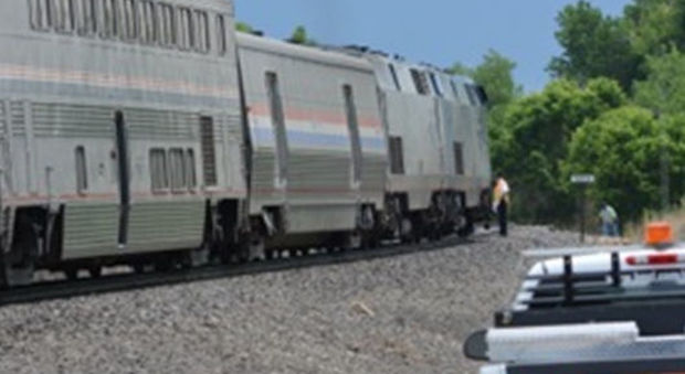 Furgone travolto dal treno, morti 3 bambini: "Ha attraversato senza guardare"
