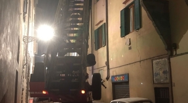 Firenze, 56enne muore in incendio appartamento: il rogo nella camera da letto