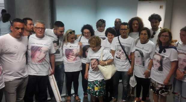 Rigopiano, via all'udienza preliminare: parenti in aula con le foto dei morti sulle magliette