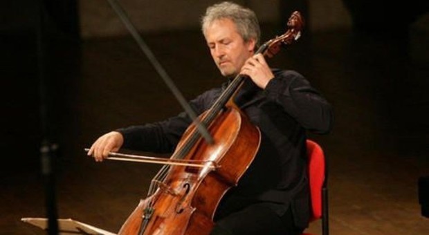 Il violoncellista Mario Brunello